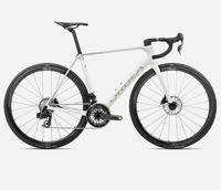 Orbea ORCA M21eTEAM 2026 7439 9493 T111TTCC A4 SIDE ORCA M21eTEAM over