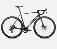 Orbea ORCA M21eTEAM 2026 7439 9496 T111TTCC A6 SIDE ORCA M21eTEAM over